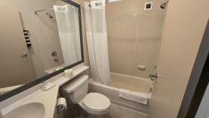 Ένα μπάνιο στο Copley Inn & Suites By OYO Akron OH