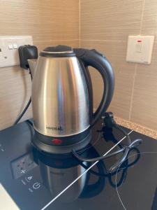 une cafetière assise sur une cuisinière dans l'établissement Mackenzie By the sea one bed Ground floor home, à Larnaka