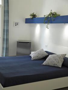 Postel nebo postele na pokoji v ubytování Sea View Teti Rooms & Apts