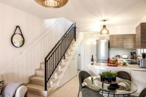 eine Küche und ein Wohnzimmer mit Treppe und Tisch in der Unterkunft Larnaca Seaside Villa Marina 43 in Perivolia