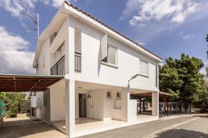 ein weißes Haus mit Innenhof in der Unterkunft Larnaca Seaside Villa Marina 43 in Perivolia