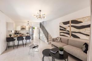 ein Wohnzimmer mit Couch und Küche in der Unterkunft Larnaca Seaside Villa Marina 44 in Perivolia