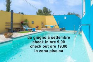 Bazén v ubytovaní La Cascina Di Barone alebo v jeho blízkosti