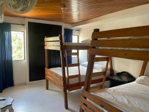 Zimmer mit 2 Etagenbetten in einem Haus in der Unterkunft Casa Hostal Disfrutar casa cerca la playa Gaira, playa Rodadero, playa Salguero in Santa Marta + 11 Fotos