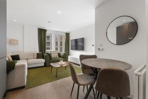 un soggiorno con un tavolo e un divano di Mill Hill 2 Bed Apartment a Mill Hill