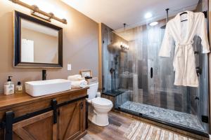 a bathroom with a shower and a toilet and a sink at Peletah Escape – Peaceful Bluegrass Getaway in Waddy +52 photos