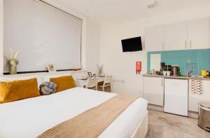 Η κουζίνα ή μικρή κουζίνα στο Kingston Central Suites +13 φωτογραφίες