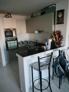 Η κουζίνα ή μικρή κουζίνα στο Cozy, functional 2-room in the heart of Oran, sea view