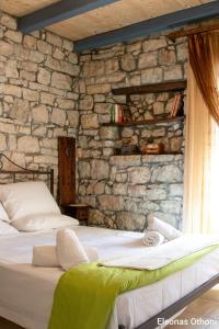 Ένα ή περισσότερα κρεβάτια σε δωμάτιο στο ELEONAS Othoni