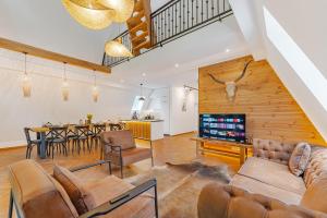 a living room with a couch and a dining room at Black Raven Cabin in Topliţa