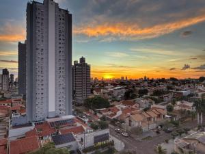 a view of a city with a tall building at Refúgio Manhattan Flat - Silencio, espaço e ao lado do shopping in Campo Grande