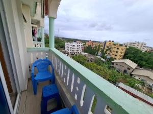 モンバサにあるAisha Luxury Apartmentsの市街の景色を望むバルコニー(青い椅子付)