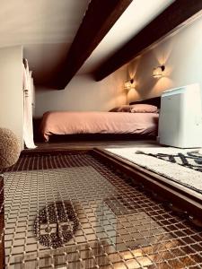 a bedroom with a bed and a grate in the floor at Nid douillet pour vos vacances ! in Fréjus +5 photos