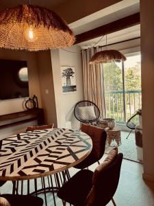 a dining room with a table and chairs at Nid douillet pour vos vacances ! in Fréjus