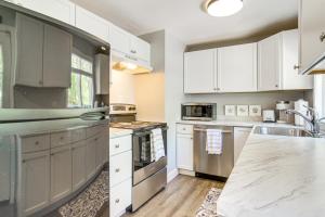 Η κουζίνα ή μικρή κουζίνα στο Private Beach and Pool Access Cape Cod Retreat