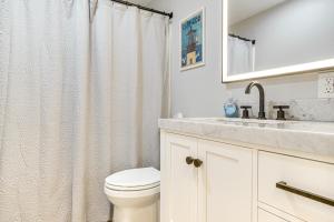 Ένα μπάνιο στο Private Beach and Pool Access Cape Cod Retreat +32 φωτογραφίες