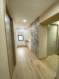 ein leeres Zimmer mit einem Flur mit Spiegel in der Unterkunft La Maison in Montenero Val Cocchiara