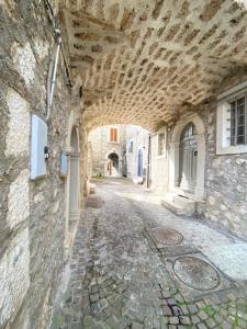 eine Steingasse mit einer Steinmauer und einer Arkade in der Unterkunft La Maison in Montenero Val Cocchiara