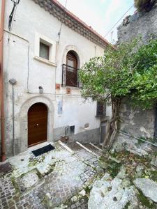 ein Gebäude mit einer Seitentür in der Unterkunft La Maison in Montenero Val Cocchiara