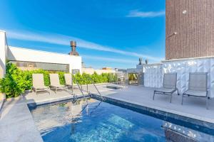 a swimming pool on the roof of a building at Apto Luxuoso - Condomínio com Piscina Aquecida in Bombas