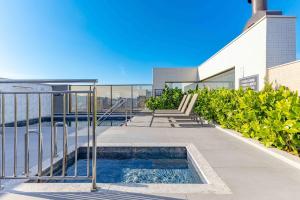 a swimming pool on the side of a building at Apto Luxuoso - Condomínio com Piscina Aquecida in Bombas