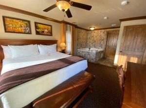 Кровать или кровати в номере 2 king suites at Westgate resorts, Gatlinburg, sleeps 8 people with waterpark, minigolf, zipline, +22 фотографии