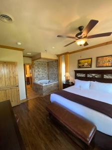 Кровать или кровати в номере 2 king suites at Westgate resorts, Gatlinburg, sleeps 8 people with waterpark, minigolf, zipline,