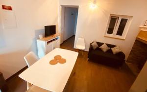 Televisyen dan/atau pusat hiburan di AL BIONDI COMENDA Cozy Home for 2 Pax with Kitchen and Patio