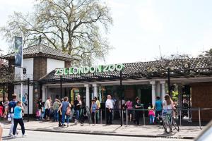 un gruppo di persone in piedi fuori da un edificio di Mill Hill 2 Bed Apartment a Mill Hill