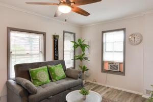 Posezení v ubytování 5 Blocks to Beach Apt with Balcony in Ocean Grove!