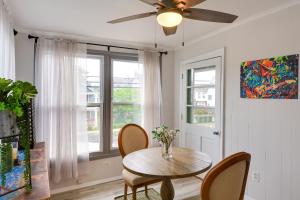 Fotografie z fotogalerie ubytování 5 Blocks to Beach Apt with Balcony in Ocean Grove! v destinaci Ocean Grove