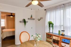Postel nebo postele na pokoji v ubytování 5 Blocks to Beach Apt with Balcony in Ocean Grove!