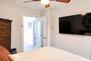 TV a/nebo společenská místnost v ubytování 5 Blocks to Beach Apt with Balcony in Ocean Grove!