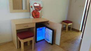 a room with a desk and a tv under a counter at Resort Village T.N. Milna in Vis