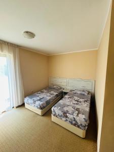 En eller flere senge i et værelse på Private Apartments in Primea Beach Residence