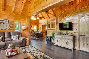 Μια τηλεόραση ή/και κέντρο ψυχαγωγίας στο Lakefront Cabin in Elk Park with Hot Tub and Mtn Views