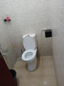 モンバサにあるAisha Luxury Apartmentsの部屋にある白いトイレ付きのバスルーム +19枚の写真