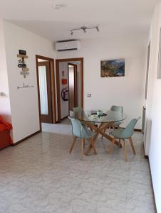 Un comedor con mesa y sillas en Trilocale in Via delle Azzorre, en Lido di Ostia