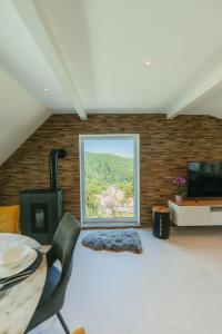 Televisyen dan/atau pusat hiburan di Gîte LEHA avec jacuzzi à RimbachZell pour 5 personnes