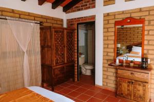 プエルト・バジャルタにあるCabaña Individual Mirlaのベッドルーム1室(ベッド1台付)、バスルーム(鏡付)