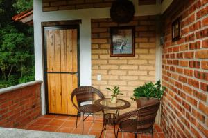 プエルト・バジャルタにあるCabaña Individual Mirlaのパティオ(テーブル、椅子付)、木製のドア