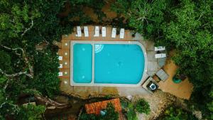 プエルト・バジャルタにあるCabaña Individual Mirlaのリゾートのプールの俯瞰図