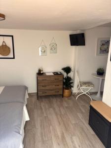 Posteľ alebo postele v izbe v ubytovaní Estudio a 10 minutos del Puerto Banus
