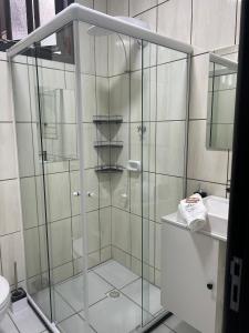 Ένα μπάνιο στο Apartamento no Costa e silva +61 φωτογραφίες