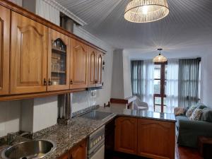 Nhà bếp/bếp nhỏ tại Céntrico apartamento en el casco antiguo de Potes +16 ảnh