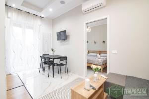 a living room with a table and a bedroom at Regina in Sesto San Giovanni