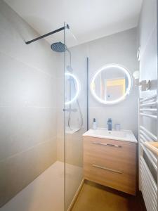 un bagno con doccia in vetro e lavandino di T2 Lacanau - Cosy au calme sur le golf & Océan a Lacanau