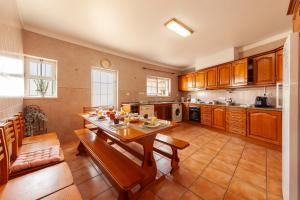 Η κουζίνα ή μικρή κουζίνα στο Western Mos Guesthouse