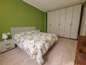 a bedroom with a bed and green walls at Nido nel verde in Segrate