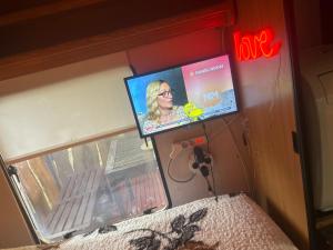 telewizor na ścianie pokoju z łóżkiem w obiekcie Romey Iikka w Puli